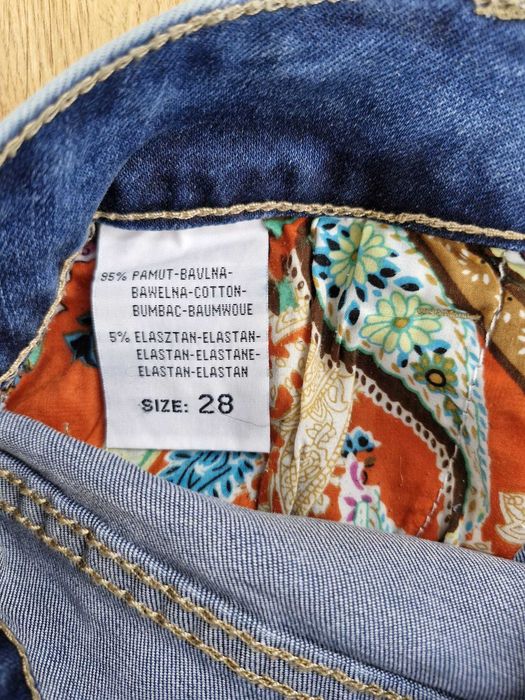 krótkie spodenki dżinsowe z przetarciami i zdobieniami