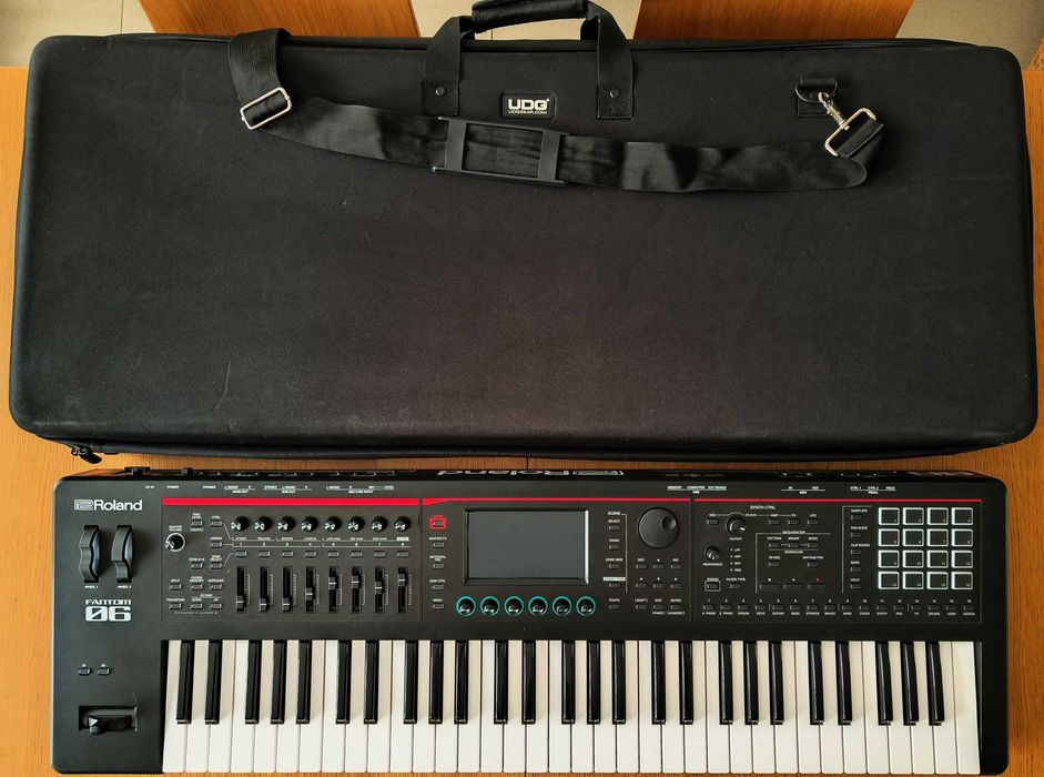 Sintetizador Roland Fantom 06 com Mala de Transporte. Novo