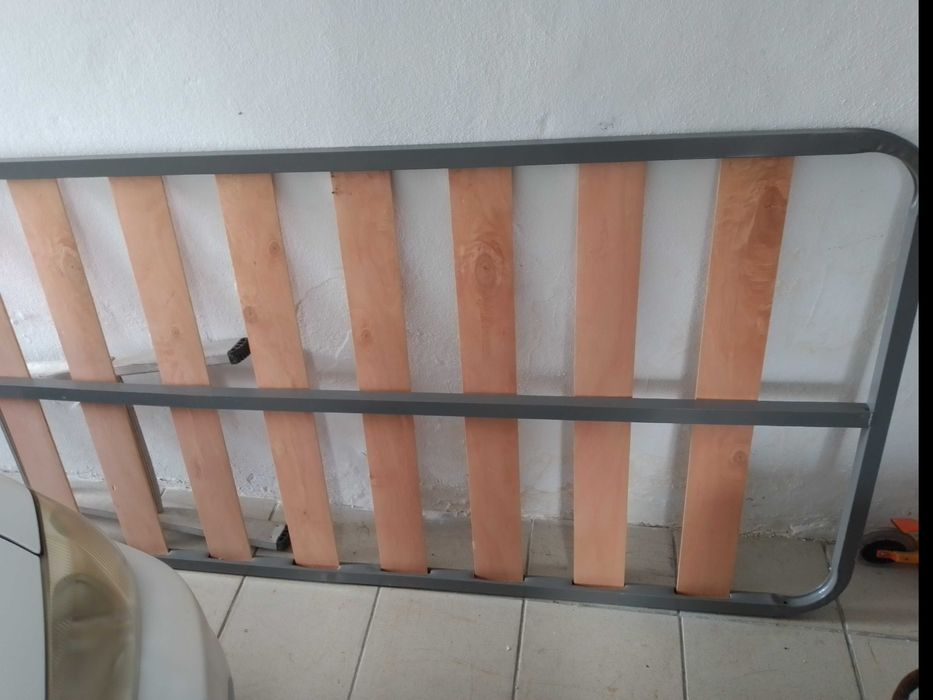 Cama + estrado + colchão + mesa de cabeceira