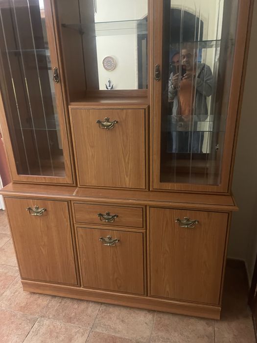 Armario e vitrina em perfeito estado de conservacao