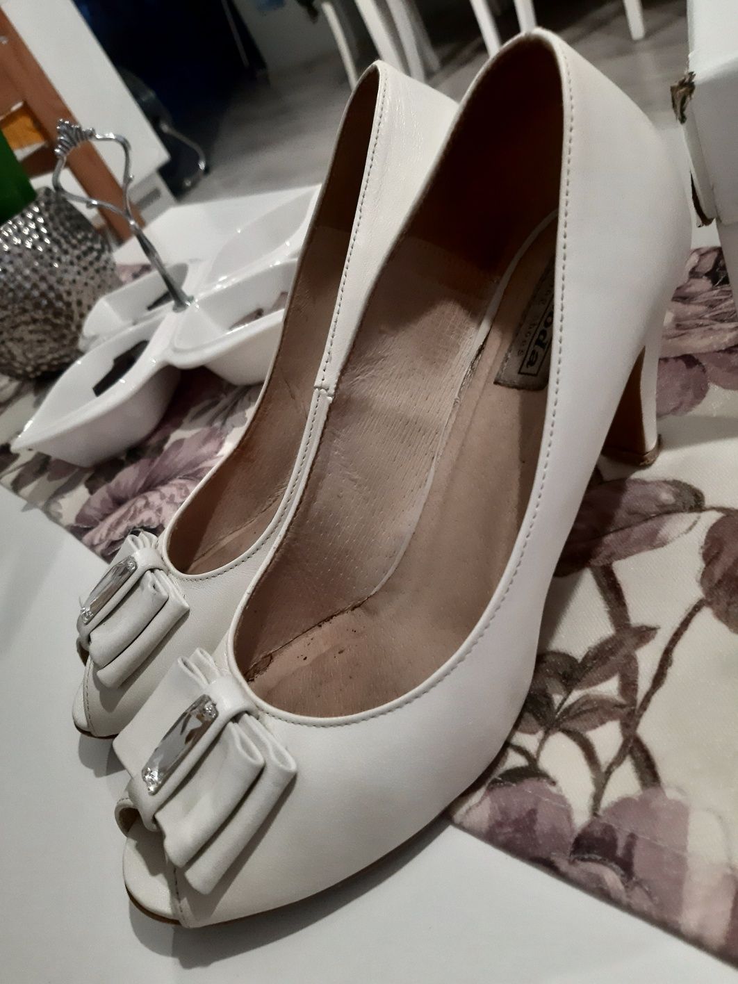 Ślubne skórzane buty z kamykami Swarovskiego. Rozmiar 38.
