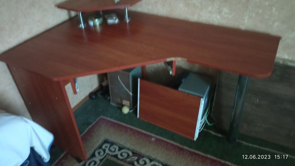 Продається  комп'ютерний стіл