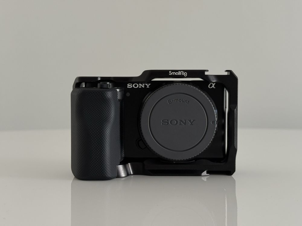 Sony ZV-E10 + cage SmallRig + bateria extra + carregador Sony