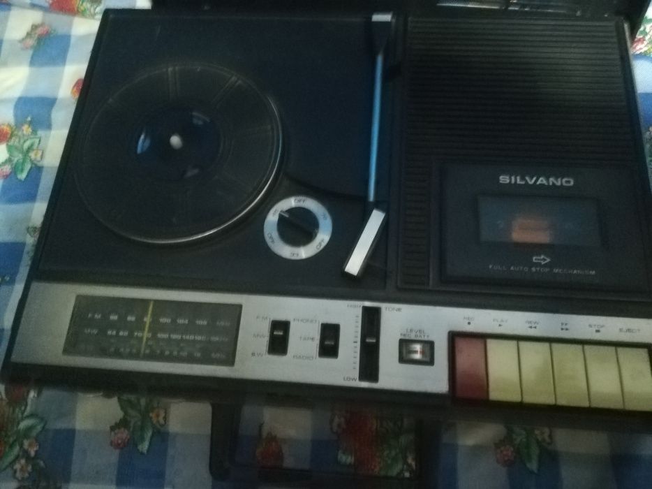 Gira discos rádio e cassetes antigo