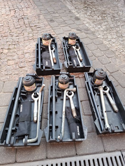 Zestaw naprawczy/lewarek/hak/klucz  Iveco Daily
