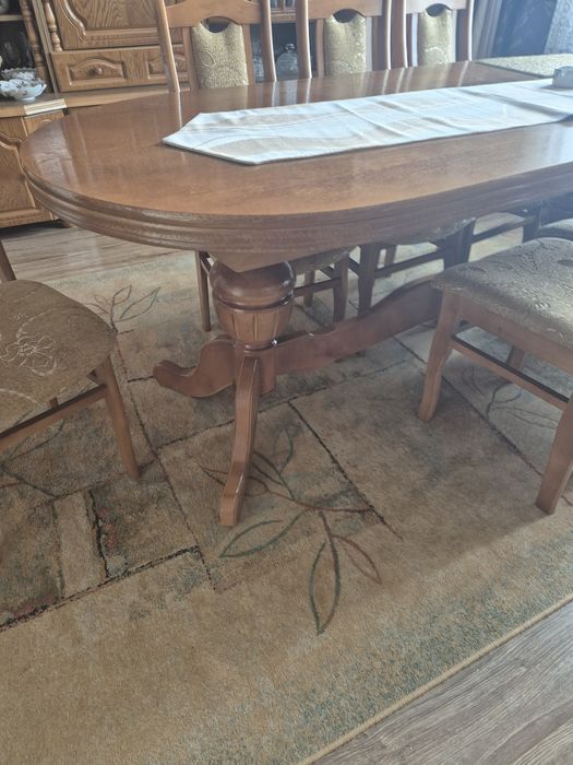 Stół w sam raz do salonu na święta.