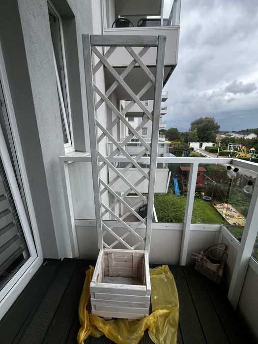 Biała drewniana pergola z donicą