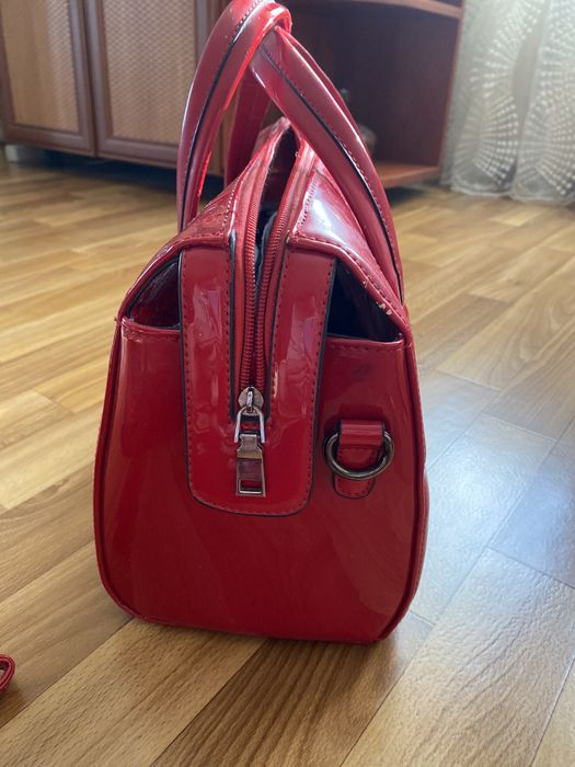 Продам лаковую сумку