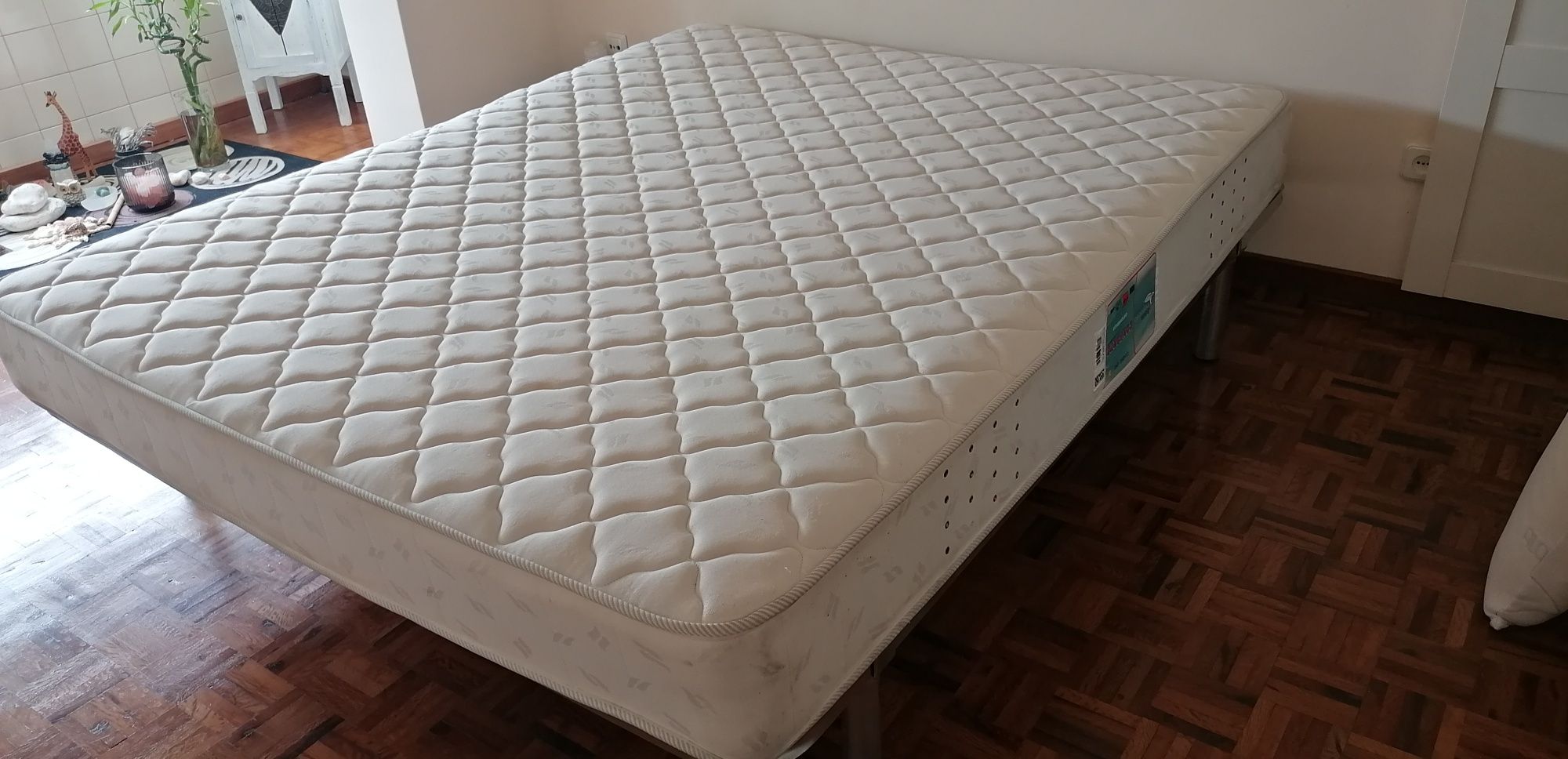 Cama de metal e madeira com colchão ortopédico