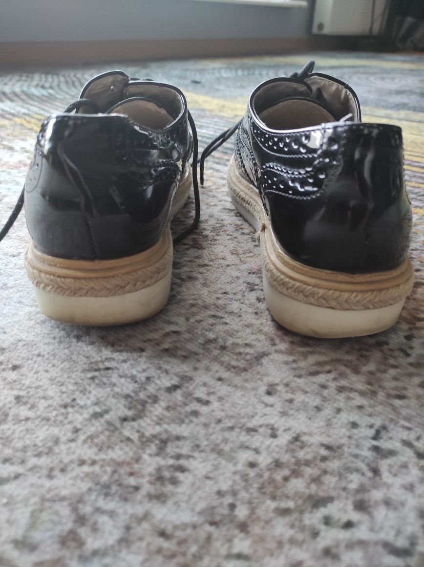 105. Buty Oxfordy lakierowane damskie FGM Paris r. 39