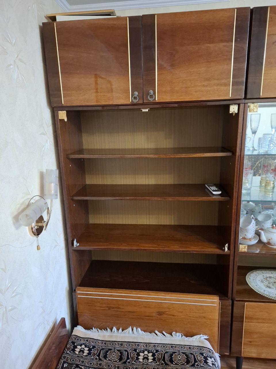 Продається сервант і книжна шафа з антресолями)