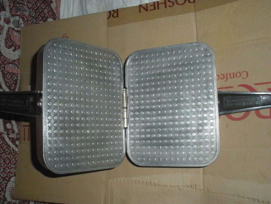 Электровафельница Ласунка ЭВ 1,0/220 в. в отличном состоянии,СССР.