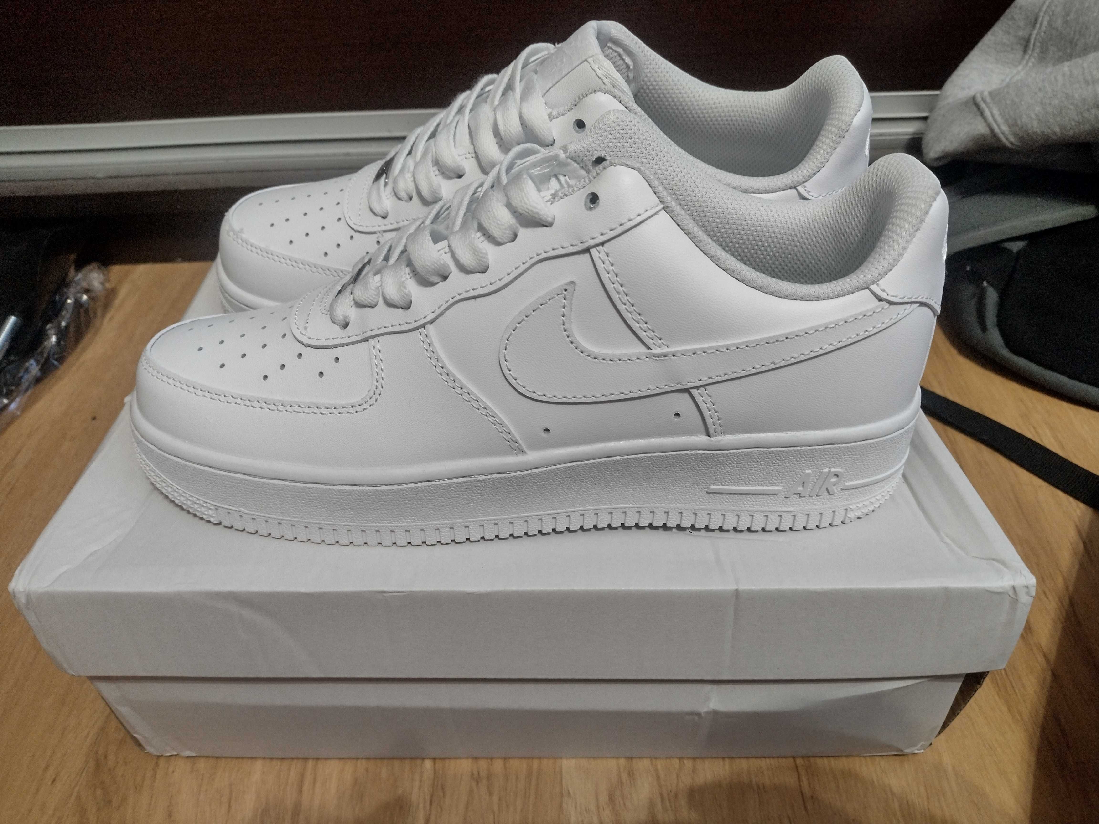 Białe Nike Air Force 1