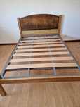 Cama de casal + colchão + mesas de cabeceira