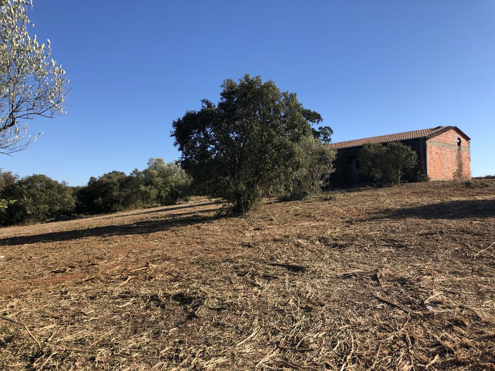 Quinta rustica 4320 m , com moardia t3 c permissao para finalizar obra