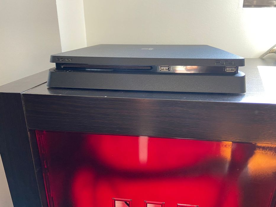 PS4 Slim 1 TB como nova + 1 comando + 4 jogos