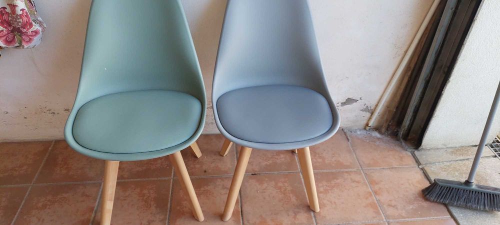 4 Cadeiras de cozinha  e mesa