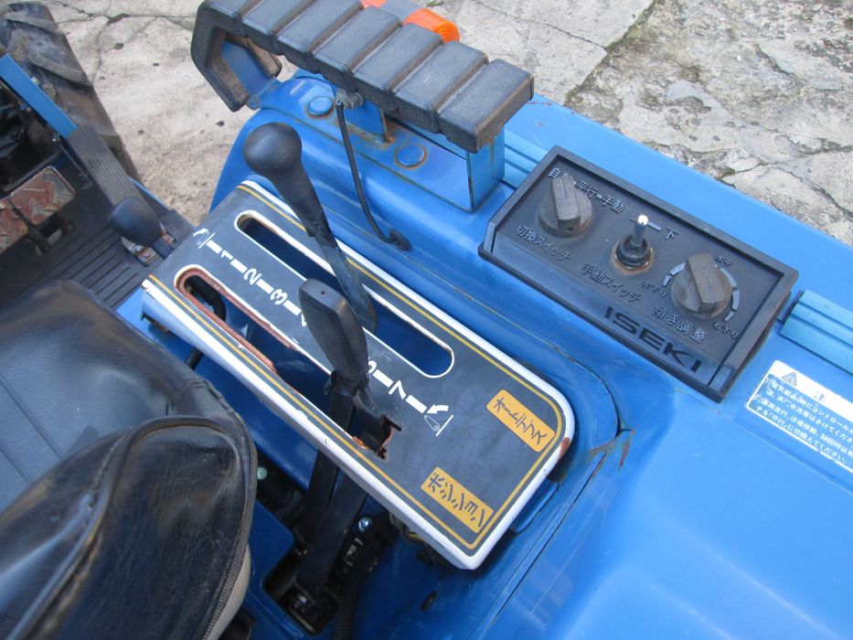 Traktor Iseki 4x4 -zestaw z kosiarką bijakową oraz zaczepem trzy-punkt