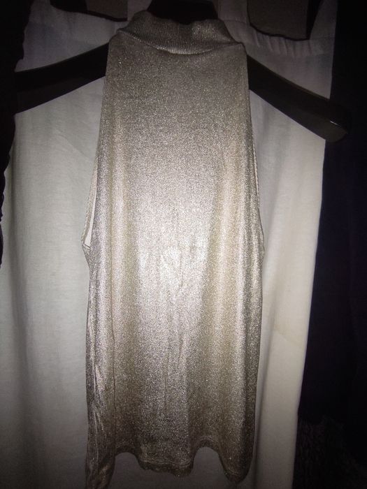 Blusa dourada brilhante