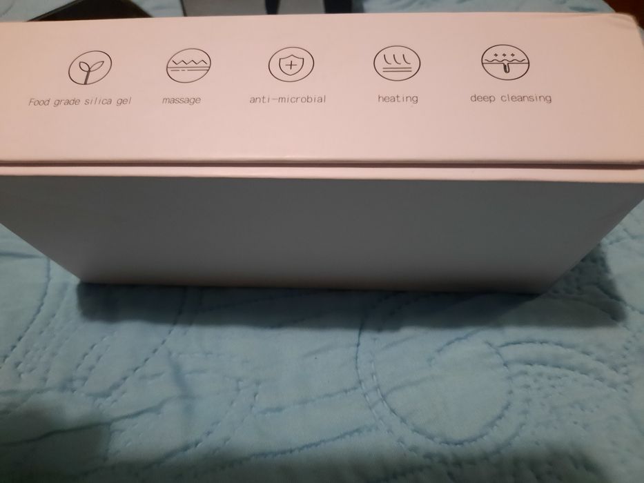 Silicone facial clansing brush