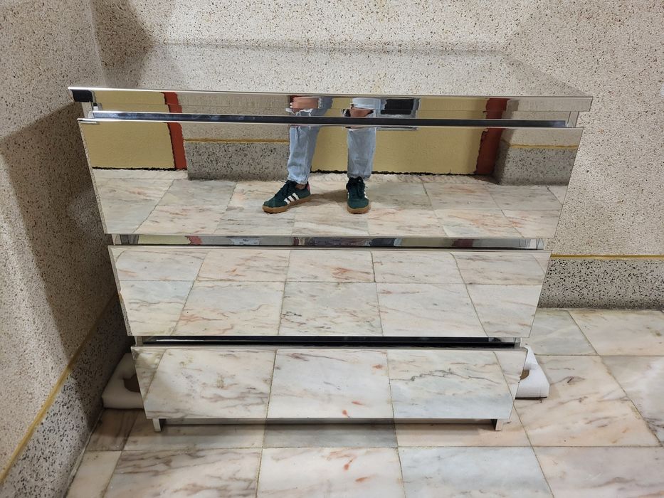 Cómoda IKEA espelhada