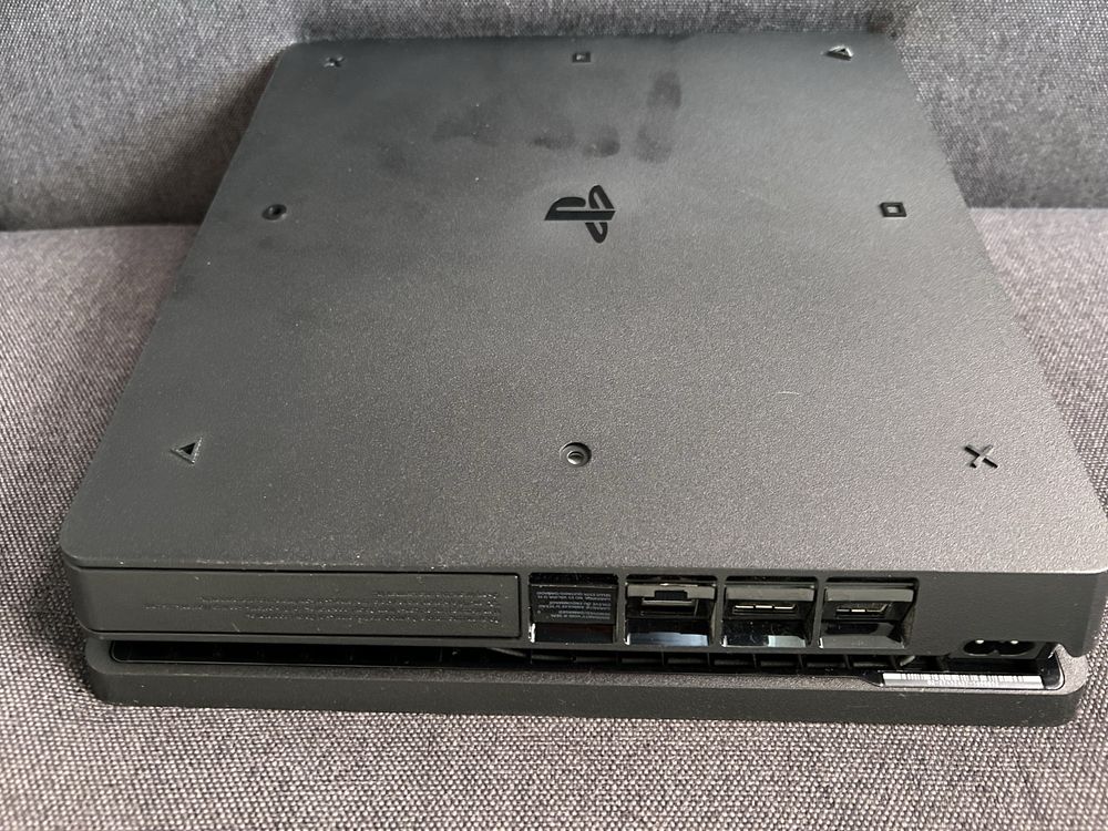 Playstation 4 sem cabos de ligacao. Bom estado.