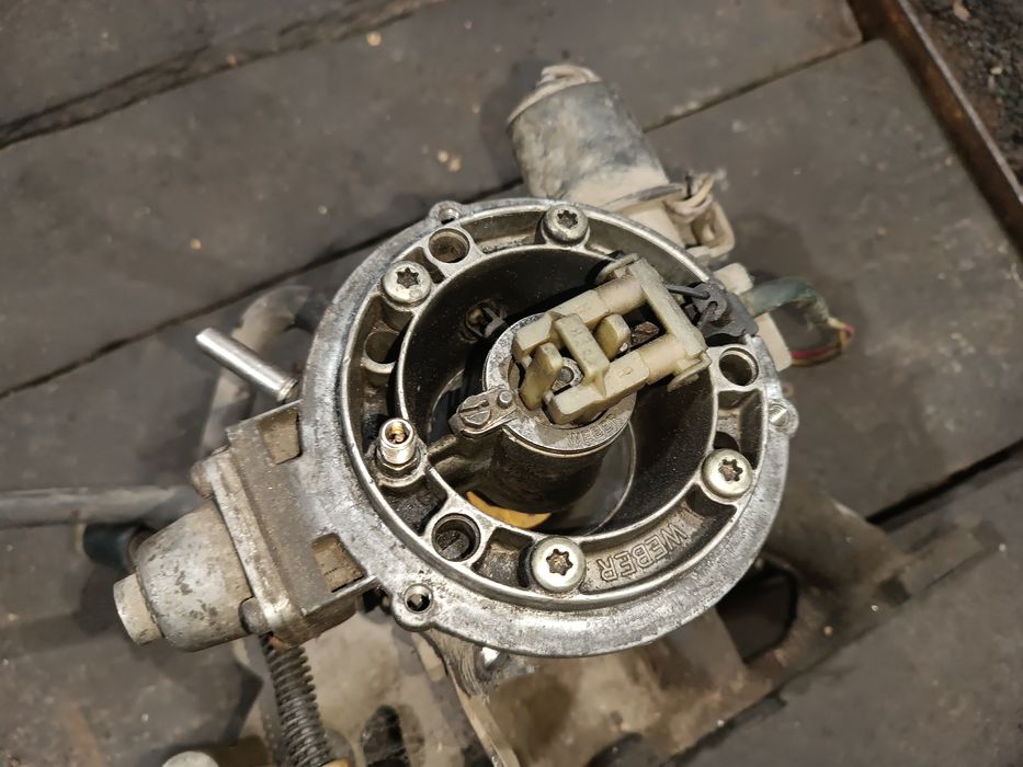 Форд эскорт моноижектор +колетор. 1.4 карбератор.