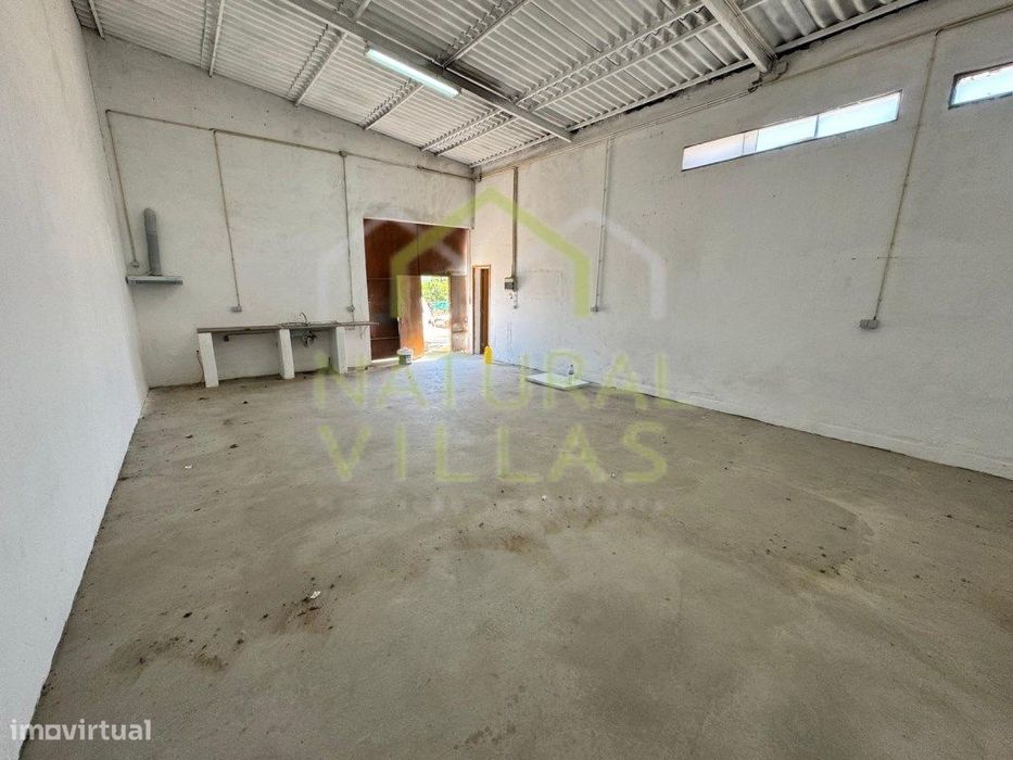 Armazém com Iluminação Natural em Conceição