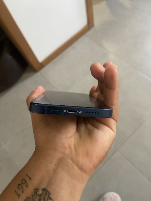 Iphone 12 azul.