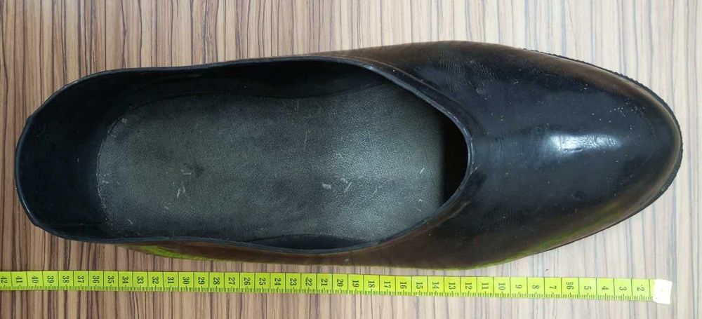 Продам недорого резиновые галоши 46 размер.