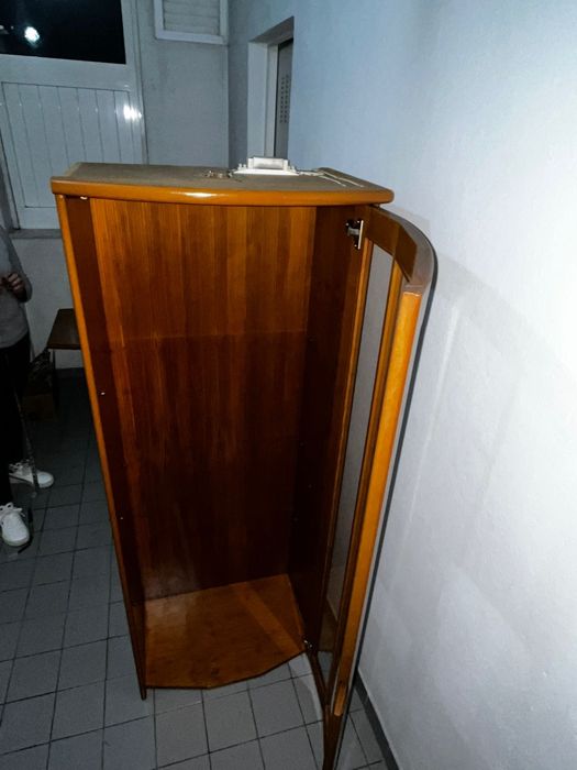 Estante de madeira com porta e prateleiras em vidro