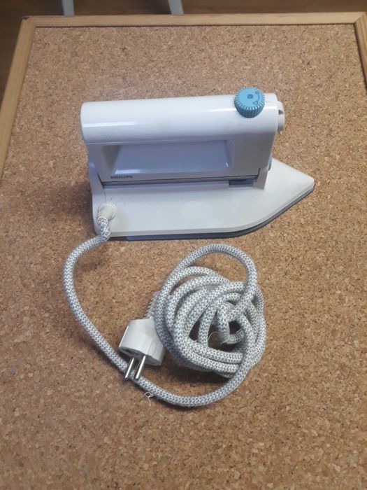 Dois mini ferros de engomar a vapor