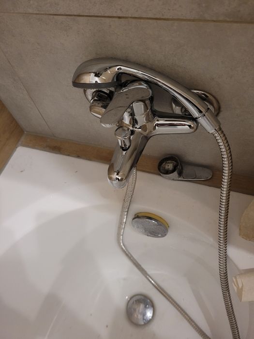 Hydraulik naprawa spłuczki podtynkowej wymiana syfonu przegląd kamera