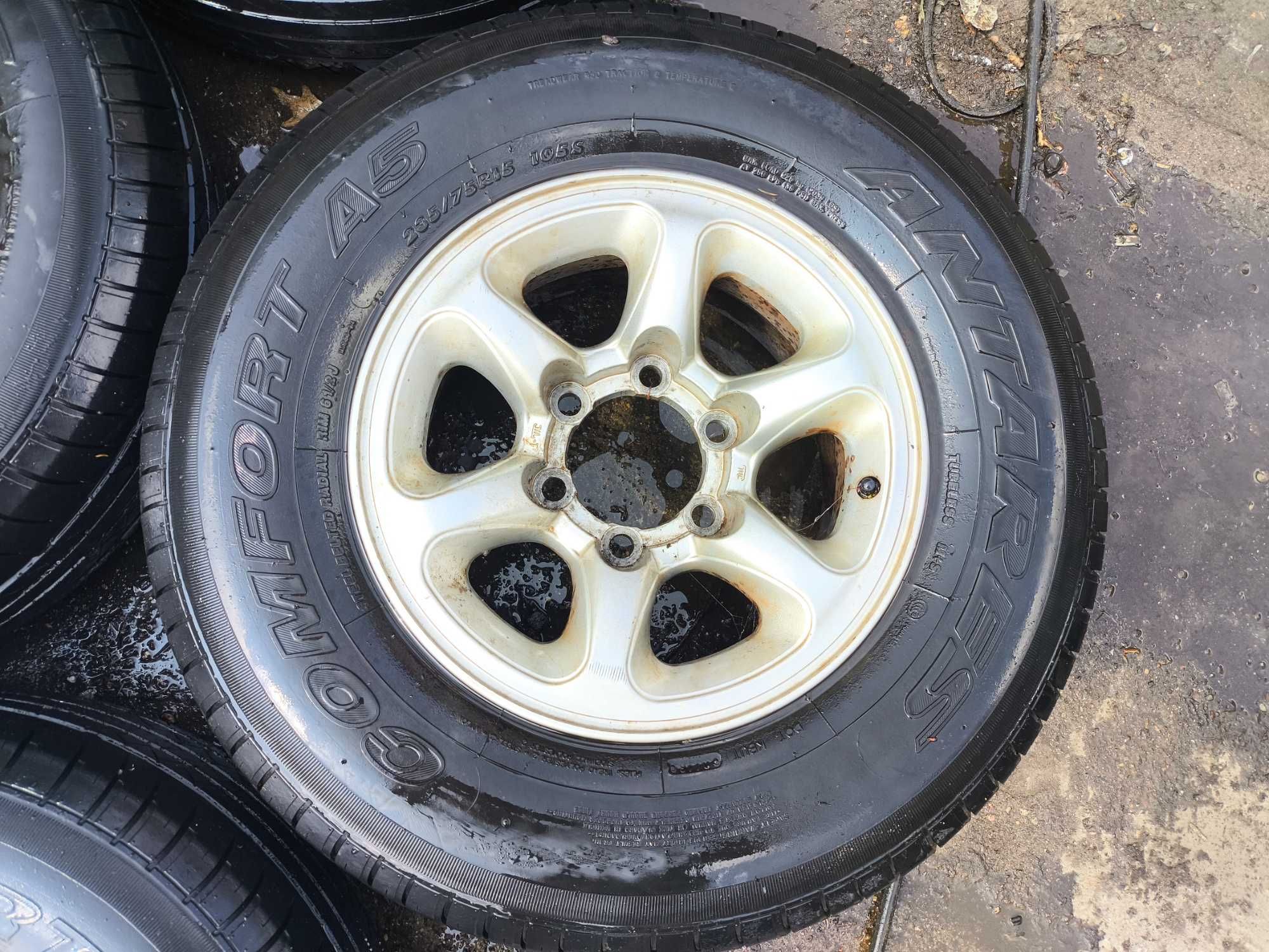 Felgi z oponami 265/70/15 Pajero L200