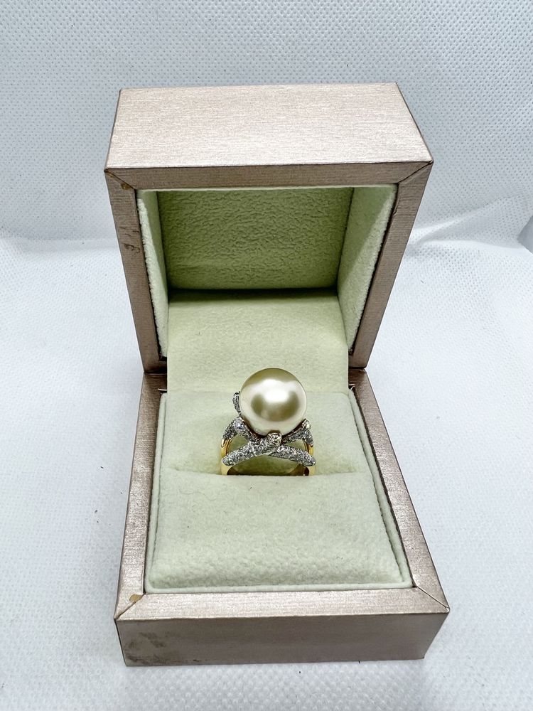 Золотое кольцо из желтого золота с бриллиантами и морским жемчугом.