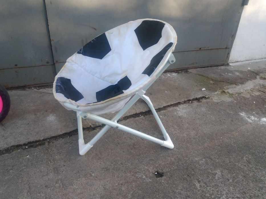 Fotelik dla dziecka w kształcie piłki nożnej