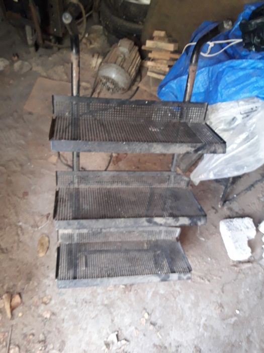 Metalowy wózek regał