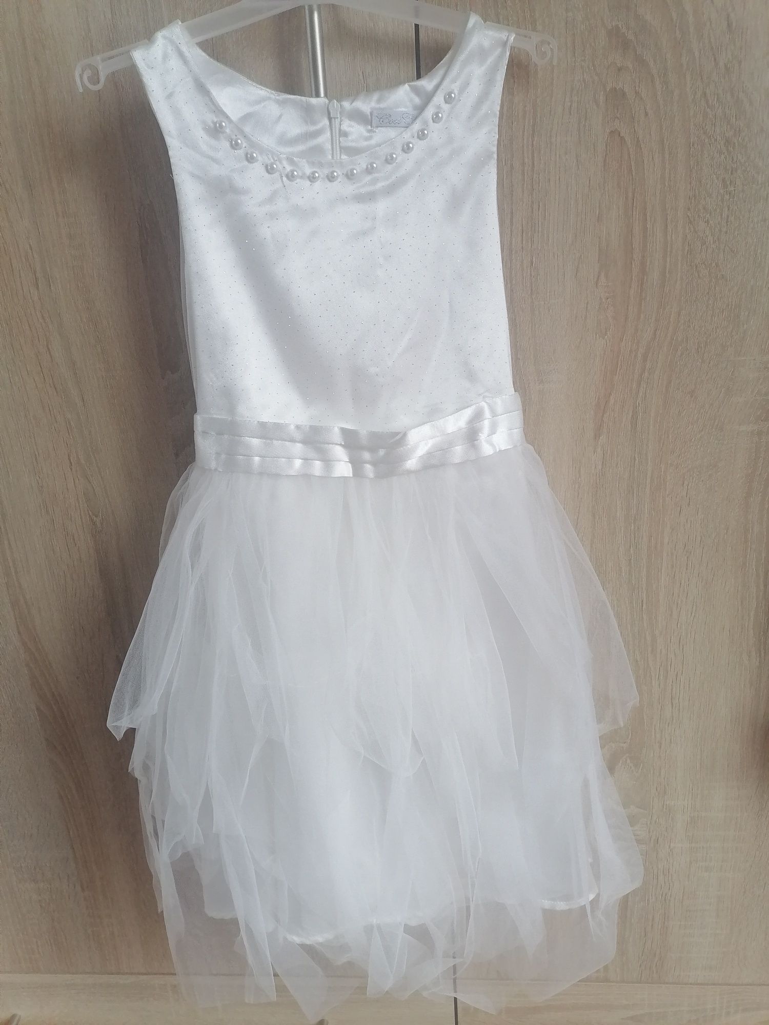 Biała sukienka z perełkami 140