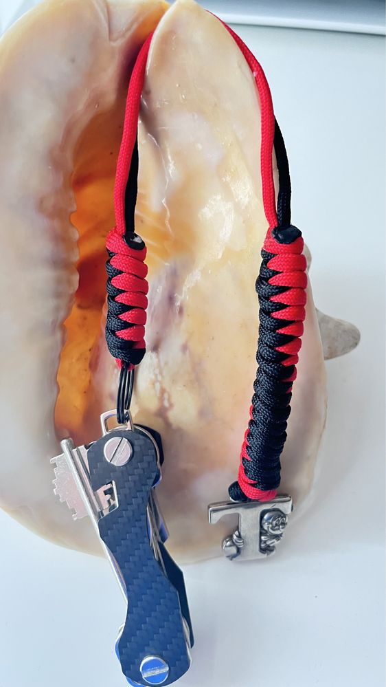 Porta chaves paracord tipo lanyard feito em entrançado tipo Snake knot