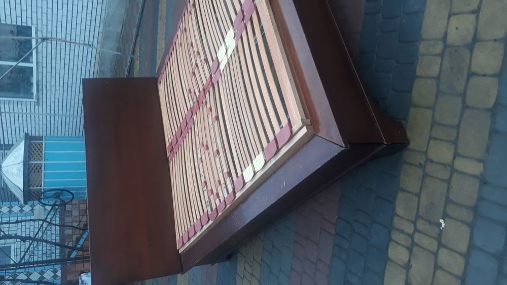 ліжко дерев'яне в доброму стані