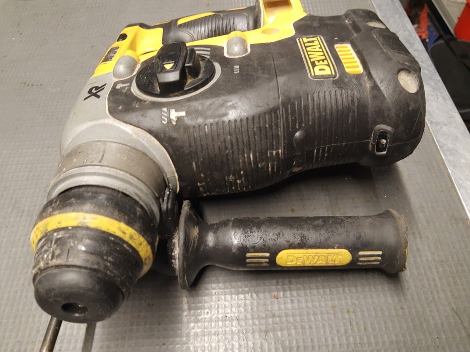 DeWalt  DCH273 młotowiertarka uszkodzona
