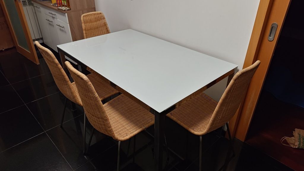 Mesa de cozinha + 4 Cadeiras