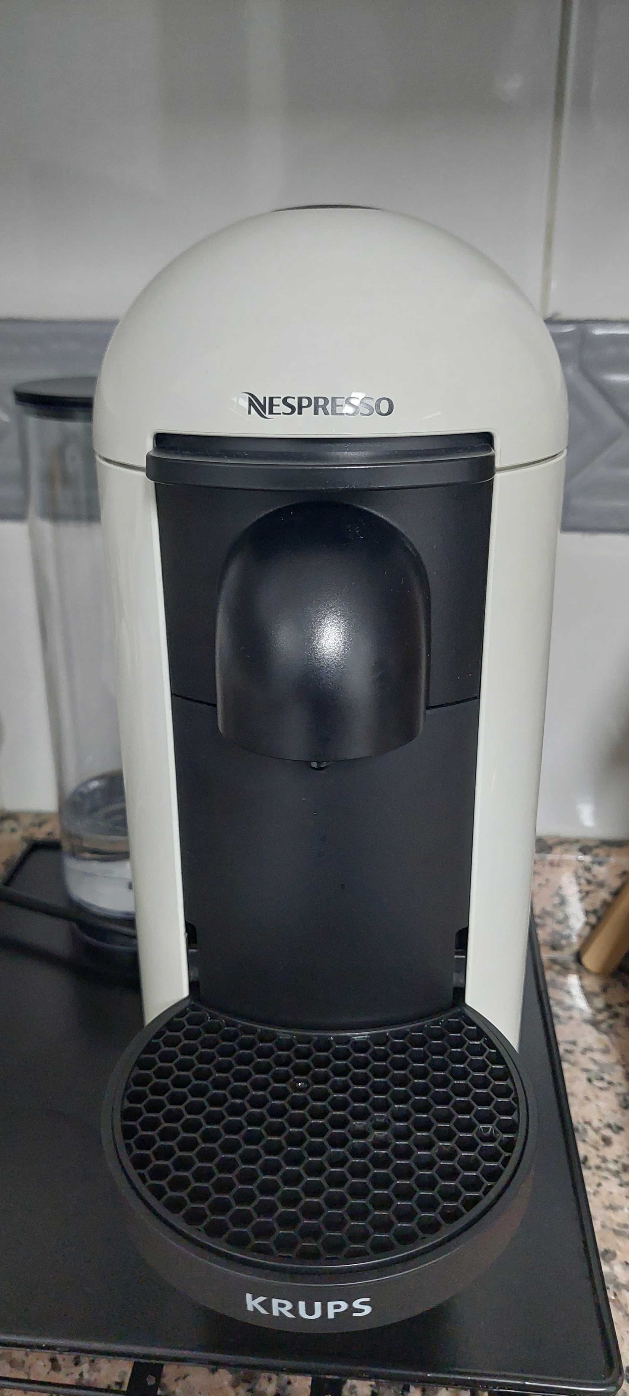 Maquina de cafe Nespresso vertuo plus