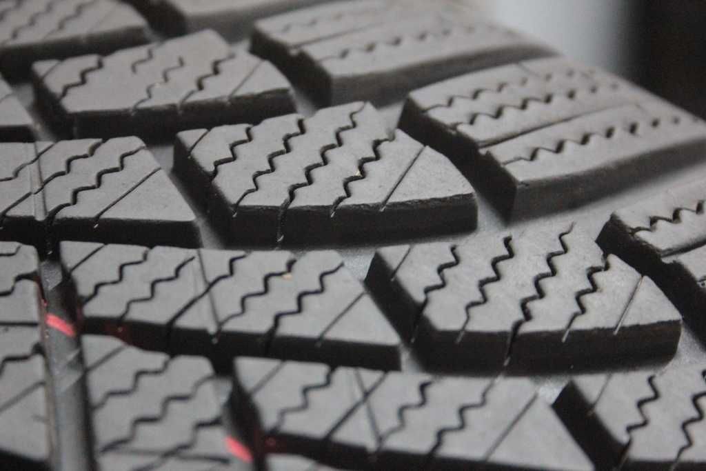 235/55/18 Bridgestone Blizzak LM005 235/55 R18 104H XL 2023r