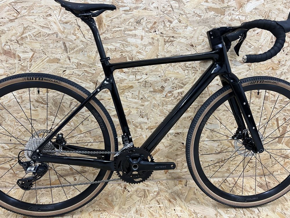 Bicicleta gravel carbono BXT - Cabos internos - Shimano GRX 2x11v