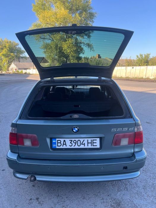 Автомобіль BMW е39 525d.