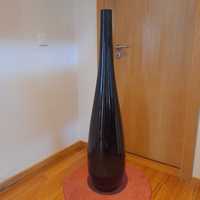 Jarrão preto vidrado em cerâmica
