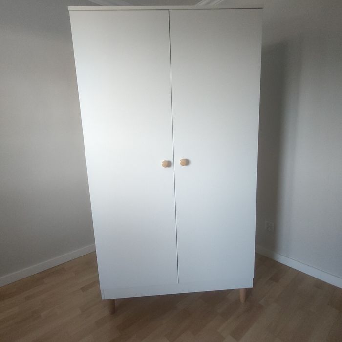 Szafa BRW na drewnianych nóżkach