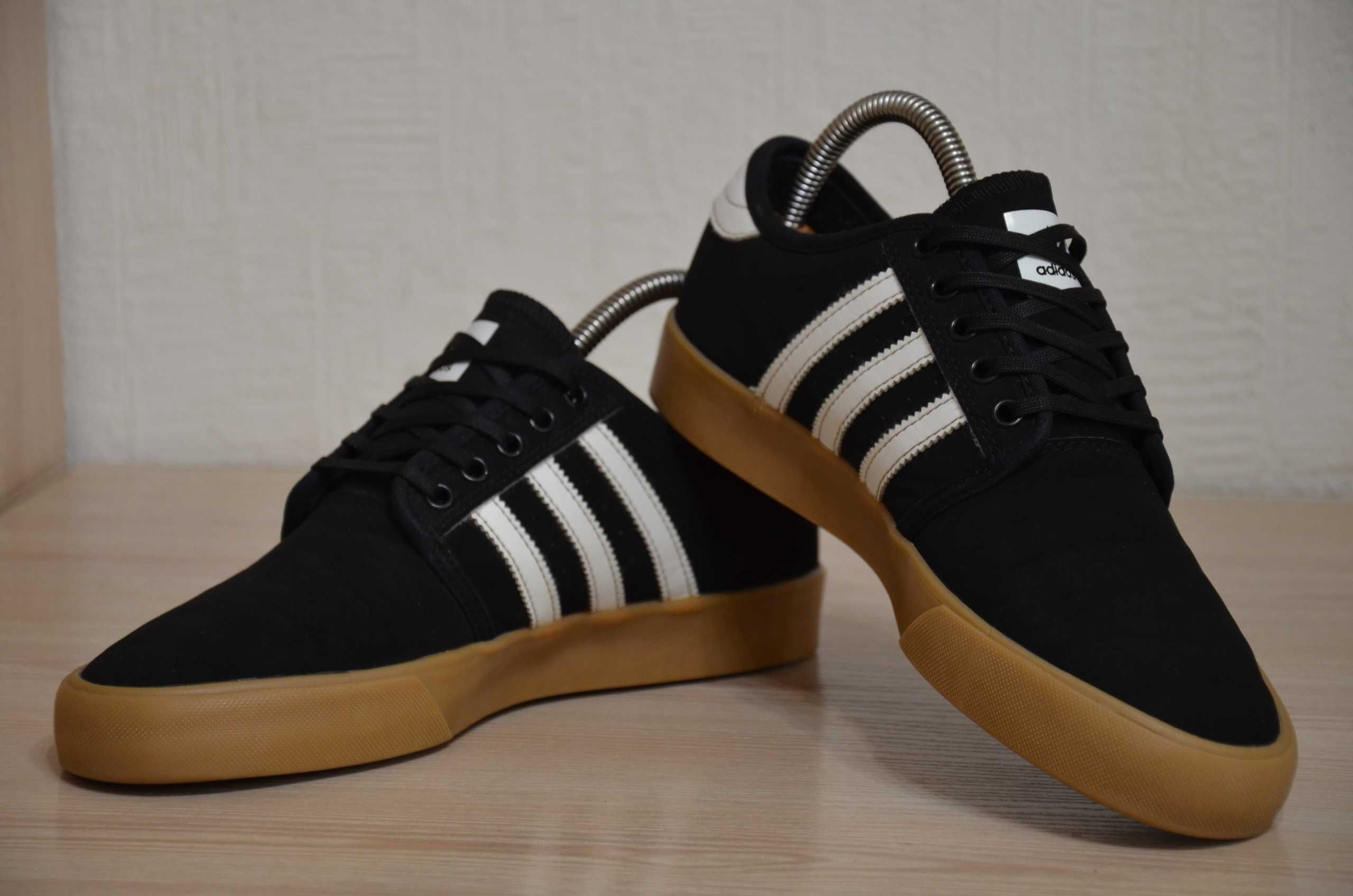 Adidas .  Кеди текстильні