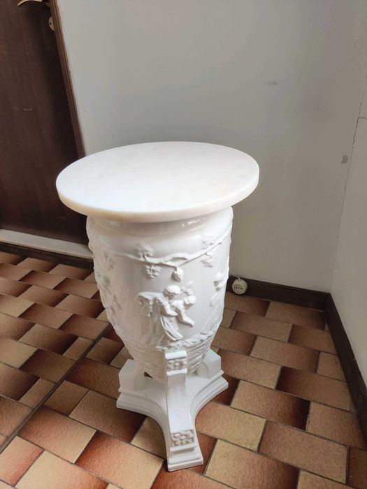 Jarrão + pedra mármore (serve de mesa de apoio)